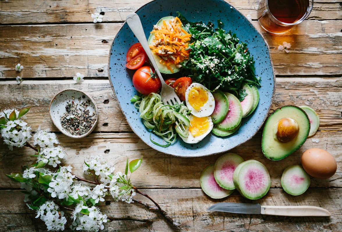Piatto di pasta integrale con verdure